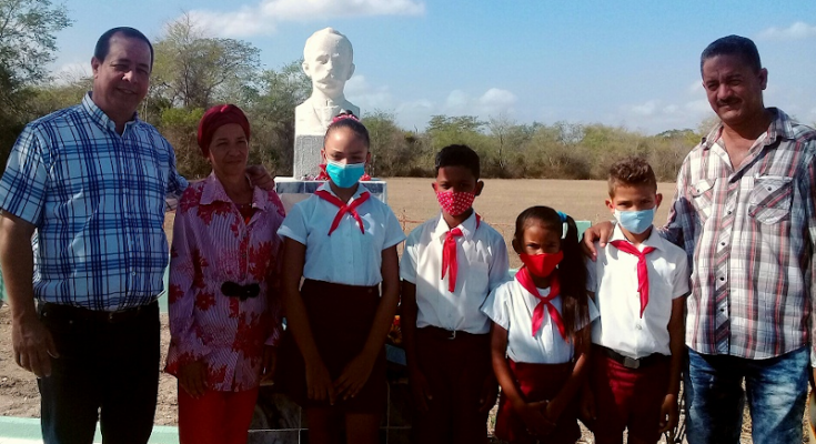 Contramaestre counts on human resources to guarantee the national elections In Contramaestre, as part of the guarantees available for the national elections to be held on March 26, all the human resources are available, from the Municipal Electoral Council to the 161 districts and the 13 popular councils, to guarantee the quality of this event, which is protected by the Constitution of the Republic of Cuba and the Electoral Law of the Cuban nation. In this municipality, the third in the province of Santiago de Cuba in number of voters, with more than 77 thousand, the electoral entities total some 1,836, among which are those responsible for the opening and operation of 270 polling stations that will function on voting day and with the mission to be fulfilled by the two special electoral commissions to ensure the flow, transparency, accuracy and agility of information. Contramaestre, in the presence of the national elections to elect the deputies to the Cuban Parliament for its Tenth Legislature on March 26, will also have 270 collaborators, seven supervisors and 2,160 pioneers for the custody of the ballot boxes. More than a hundred people will be added to the electoral tasks of this jurisdiction to serve in support missions, in addition to the group that will work in the computation center at the municipal level. The electoral authorities of the territory are taking great interest in the actions related to their training in accordance with the Electoral Law, in the updating of the voter lists through house to house visits, seeking the accuracy and quality of the electoral list for its publication, a unique, free and official document, in which all citizens of voting age and other requirements established to exercise the vote, a constitutional right and civic duty of Cubans, men and women.