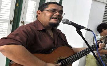 Parliamentary candidates approach Cuban youths 6 Transparencia, clave para candidato a Parlamento de Cuba