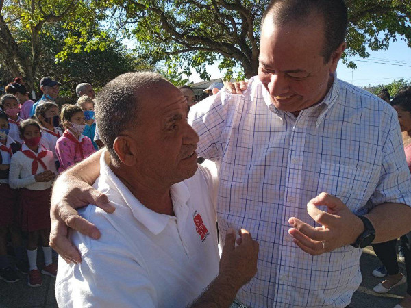 Candidates for the Cuban Parliament visit the districts of Los Negros and Maffo 3 Candidates for the Cuban Parliament exchange with the common people in Maffo and Los Negros.