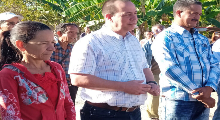 Candidates for the Cuban Parliament visit the districts of Los Negros and Maffo