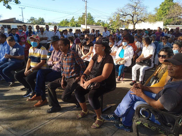 Candidates for the Cuban Parliament visit the districts of Los Negros and Maffo 2 Contramaestre candidates for the Cuban Parliament visit Los Negros and Maffo districts