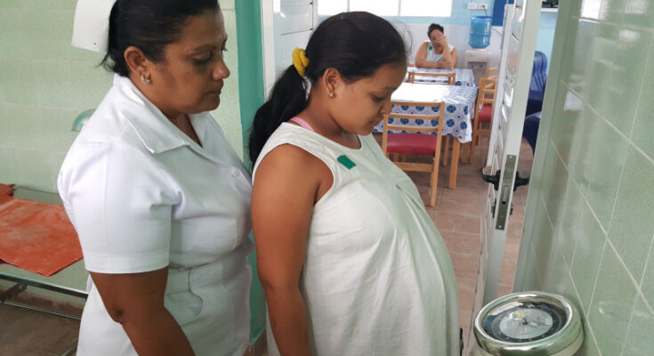 Adolescent pregnancy figures in Contramaestre are of concern In Contramaestre, a matter of total follow-up within the Maternal and Child Care Program (PAMI by its Spanish name) is adolescent pregnancy, since the analysis of the subject reveals that in the territory there are quite a few parents in the middle of adolescence. The PAMI, even though some may think so, does not begin and end only with children under one year of age or with pregnant women, but also covers children and adolescents up to 18 years of age, women of childbearing age and infertile couples. In the opinion of Dr. Yuandra Hung Tabares, Director of Public Health in Contramaestre, this problem will not be solved with educational talks, even though they are essential, or with curricular subjects, the prevention should start at home to avoid that in the end, the adolescent daughter becomes an alarm number or worse, two lives at risk. The physician commented on the risks of teenage pregnancy, saying that they are very high, as the baby can be born with malformations, the teenage mother has a high risk of suffering from preeclampsia and Eclampsia, and the probability of maternal mortality is much higher, in addition to the risk of miscarriages.
