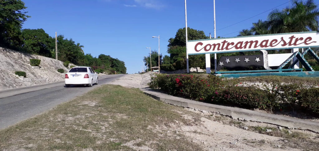 Entrance to Contramaestre from the central road
