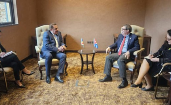 Cuba reafirma voluntad de fortalecer colaboración con Seychelles 1 Kampala, 18 ene (RHC) El ministro de Relaciones Exteriores de Cuba, Bruno Rodríguez, y su homólogo de Seychelles, Silvestre Radegonde, intercambiaron hoy sobre la colaboración médica. En el encuentro sostenido en el marco de la Cumbre del Movimiento de Países No Alineados (Mnoal) en Uganda, el canciller cubano reiteró la voluntad de su país de continuar la colaboración médica con Seychelles, atendiendo a las relaciones de amistad entre ambos pueblos y las prácticas solidarias con los países africanos. A través de su cuenta en la red social X, Rodríguez informó que este jueves concluyó su participación en la reunión ministerial previa al cónclave del Mnoal. «Nos complace apreciar la unidad y fortaleza mostrada por el Movimiento, particularmente en la denuncia del genocidio cometido por Israel en Palestina, con la complicidad de Estados Unidos», destacó en la plataforma. En esta jornada, el máximo jefe de la diplomacia cubana participó en la V Reunión Ministerial de Grupo de Amigos en Defensa de la Carta de la ONU, donde propuso continuar coordinando acciones prácticas que contribuyan a detener el genocidio contra el pueblo palestino. La víspera, el jefe de la diplomacia cubana, condenó en la reunión del comité ministerial del Mnoal sobre Palestina, los asesinatos de civiles, especialmente de mujeres, niños y de trabajadores humanitarios de Naciones Unidas en la Franja de Gaza. «Con su filosofía del despojo, Israel ha provocado una catástrofe humanitaria de proporciones extremas en el territorio palestino ilegalmente ocupado durante 75 años», denunció. Durante su alocución, el canciller propuso que el comité ministerial recomiende a la XIX Cumbre del Mnoal apoyar el envío urgente a la Franja de Gaza de una Misión de Protección Internacional, autorizada por la Asamblea General de las Naciones Unidas. Dicha misión tendría el mandato de garantizar la seguridad y la protección de la población civil, y facilitar la entrega de ayuda humanitaria y alimentos que se necesitan con urgencia. Reiteró que la isla continuará contribuyendo en todo lo posible a los esfuerzos internacionales dirigidos a poner término a la actual situación, y en aras de este objetivo, la nación caribeña apoya la demanda de Sudáfrica ante la Corte Internacional de Justicia contra Israel.