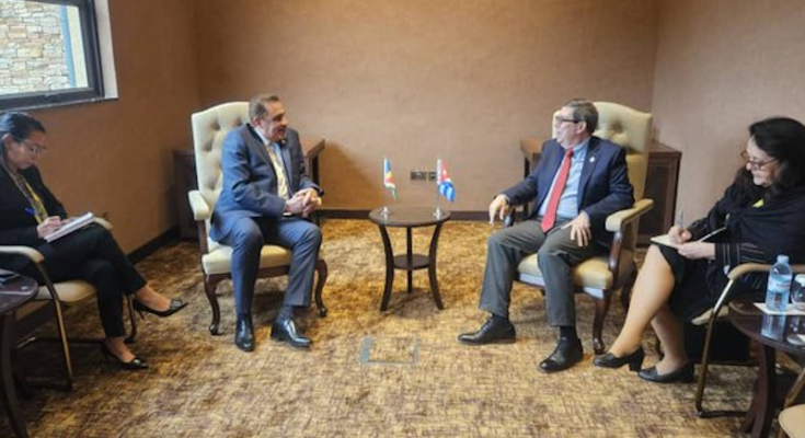 Kampala, 18 ene (RHC) El ministro de Relaciones Exteriores de Cuba, Bruno Rodríguez, y su homólogo de Seychelles, Silvestre Radegonde, intercambiaron hoy sobre la colaboración médica. En el encuentro sostenido en el marco de la Cumbre del Movimiento de Países No Alineados (Mnoal) en Uganda, el canciller cubano reiteró la voluntad de su país de continuar la colaboración médica con Seychelles, atendiendo a las relaciones de amistad entre ambos pueblos y las prácticas solidarias con los países africanos. A través de su cuenta en la red social X, Rodríguez informó que este jueves concluyó su participación en la reunión ministerial previa al cónclave del Mnoal. «Nos complace apreciar la unidad y fortaleza mostrada por el Movimiento, particularmente en la denuncia del genocidio cometido por Israel en Palestina, con la complicidad de Estados Unidos», destacó en la plataforma. En esta jornada, el máximo jefe de la diplomacia cubana participó en la V Reunión Ministerial de Grupo de Amigos en Defensa de la Carta de la ONU, donde propuso continuar coordinando acciones prácticas que contribuyan a detener el genocidio contra el pueblo palestino. La víspera, el jefe de la diplomacia cubana, condenó en la reunión del comité ministerial del Mnoal sobre Palestina, los asesinatos de civiles, especialmente de mujeres, niños y de trabajadores humanitarios de Naciones Unidas en la Franja de Gaza. «Con su filosofía del despojo, Israel ha provocado una catástrofe humanitaria de proporciones extremas en el territorio palestino ilegalmente ocupado durante 75 años», denunció. Durante su alocución, el canciller propuso que el comité ministerial recomiende a la XIX Cumbre del Mnoal apoyar el envío urgente a la Franja de Gaza de una Misión de Protección Internacional, autorizada por la Asamblea General de las Naciones Unidas. Dicha misión tendría el mandato de garantizar la seguridad y la protección de la población civil, y facilitar la entrega de ayuda humanitaria y alimentos que se necesitan con urgencia. Reiteró que la isla continuará contribuyendo en todo lo posible a los esfuerzos internacionales dirigidos a poner término a la actual situación, y en aras de este objetivo, la nación caribeña apoya la demanda de Sudáfrica ante la Corte Internacional de Justicia contra Israel.