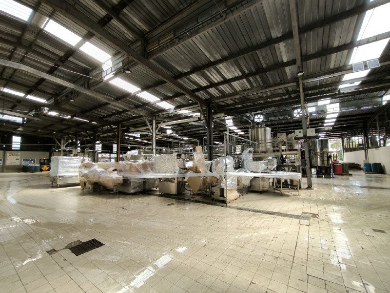 Tropical Contramaestre S.A.: a fruitful destiny 5 The first Contramaestre Mixed Enterprise took its initial steps with only 6 workers. The labor force would increase in 2020 with the continuous remodeling of the factory's infrastructure, the importation and installation of new technologies and the installation of 12 production lines for both processing and filling, reaching the current number of 297 workers, 114 of them young people.