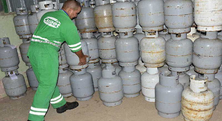 Black marketing gas tanks in Contramaestre r