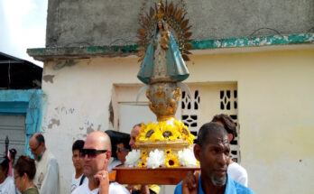 La Virgen María along the streets in Contramaestre.