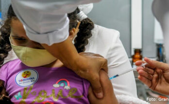Vacunados y felices 1 Vacunados y felices. Public health saving life.
