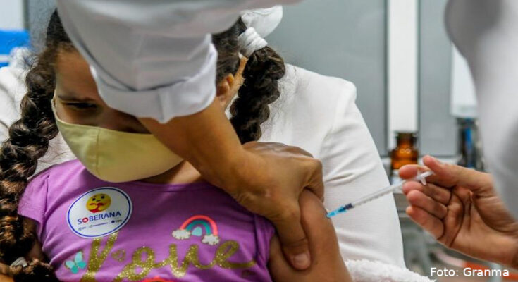 Vacunados y felices 1 Vacunados y felices. Public health saving life.