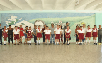 Erika, entre los niños premiado en concurso, Contramaestre
