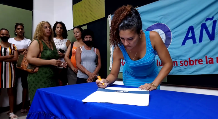 Firman libro de honor de la FMC trabajadoras de la radio en Contramaestre 1 Firman libro de honor de la FMC trabajadoras de la radio en Contramaestre