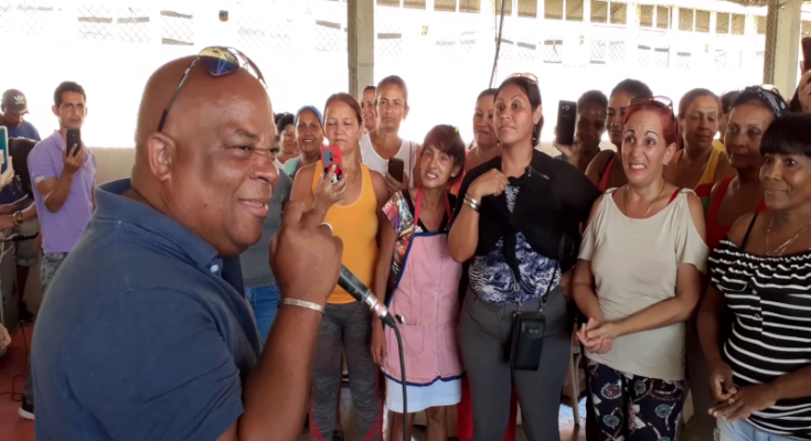 Waldo Mendoza comparte con trabajadores en Contramaestre 1 Waldo Mendoza canta en Contramaestre