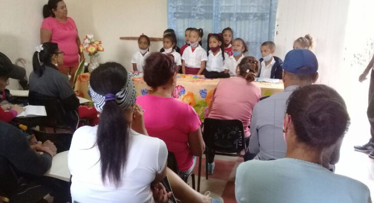 Evalúan desarrollo del Programa Educa a tu hijo en Pueblo Nuevo