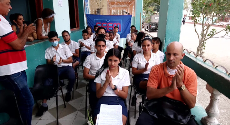 estudiantes de la FEEM de Contramaestre en asamblea