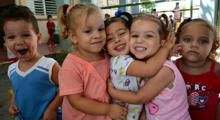 Niños de fiesta en Cuba