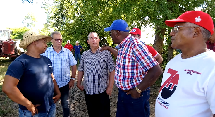 Salvador Valdés Mesa revisa producción de alimentos en Contramaestre