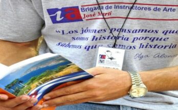 Quijotes de luz que reparten arte 10 Instructores de arte