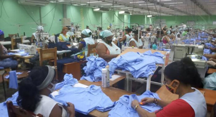 Mujeres que defienden la imagen identitaria 1 Mujeres abnegadas de la industria lijera