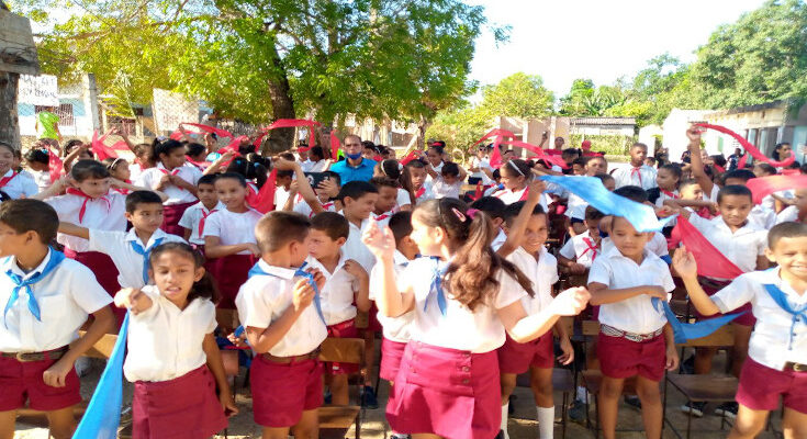 Celebra Contramaestre acto municipal por el aniversario 63 de los Pioneros.