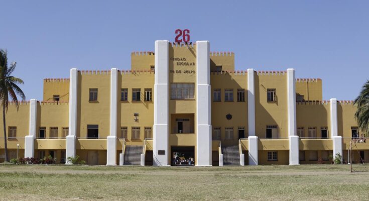 Santiago viste de verde olivo 1 Cuartel Moncada en Santiago de Cuba