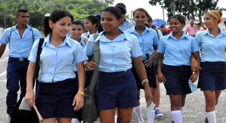 Estudiantes en primera fila 1 Estudiantes de la Revolución