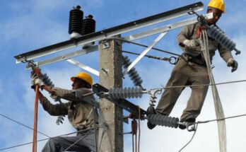 Hombres eléctricos de energía positiva