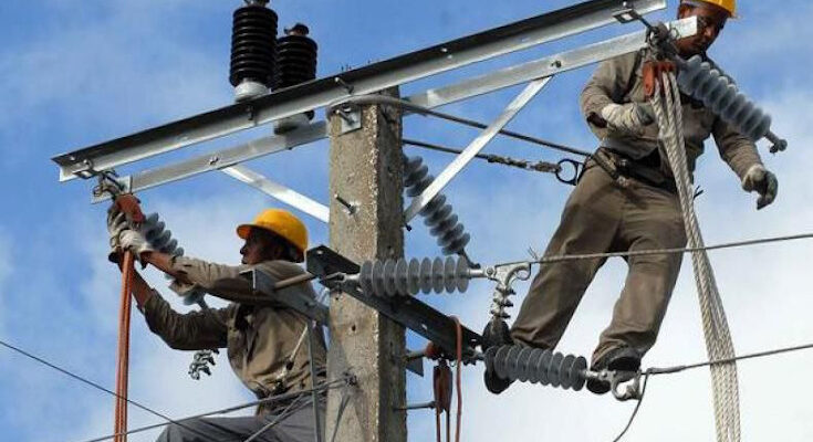 Hombres del servicio eléctrico con energía positiva 1 Hombres eléctricos de energía positiva