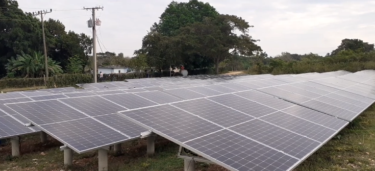Contribuye instalación de paneles solares con el abasto de agua en poblado de Baire 1 Paneles solares en poblado de Baire en función del abasto de agua a la población