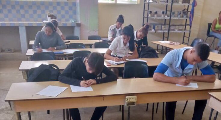 Olimpiadas entre fórmulas y reacciones 1 Estudiante participa en Olimpiadas de conocimientos