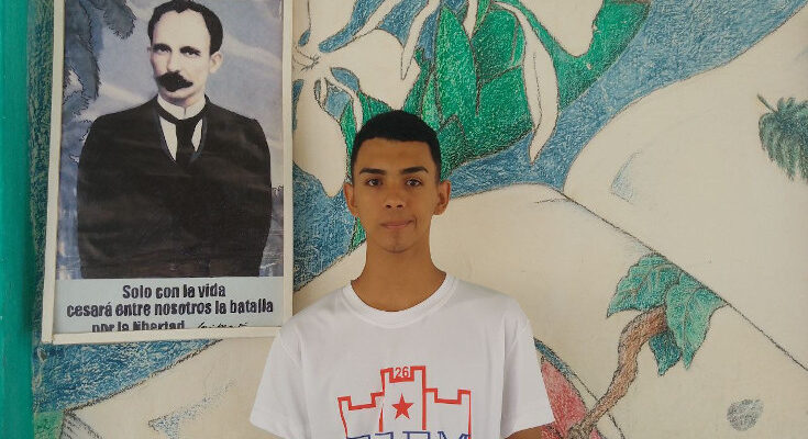 Se alista estudiante de Contramaestre para colegio universitario de Periodismo 1 Contramaestre Student Enrolls in Journalism College