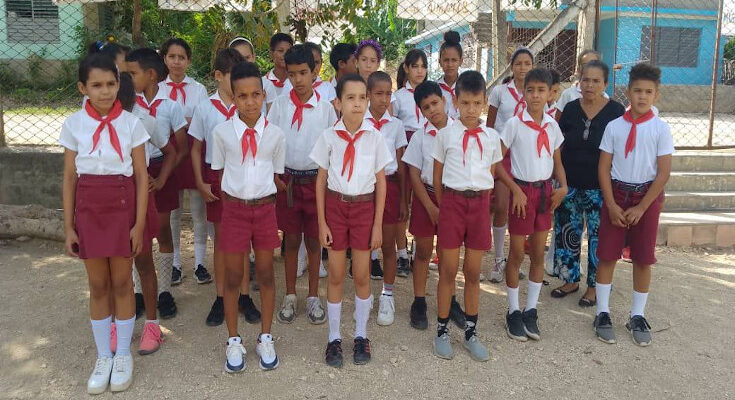 Primera infancia y enseñanza primaria en Contramaestre, prestos para el inicio del curso escolar 1 Primera infancia y enseñanza primaria en Contramaestre, prestos para el inicio del curso escolar Despertar el interés por el aprendizaje desde edades tempranas, supone uno de los objetivos de la educación, tanto en la primera infancia como en la enseñanza primaria, en el municipio de Contramaestre. En el curso escolar 2025-2026, esta tarea se desarrollará con las condiciones mínimas necesarias. En el caso de la primera infancia, la atención a los pequeños tendrá lugar en los ocho círculos infantiles del territorio, además de las Casitas Infantiles y el programa Educa a tu Hijo, aclaró Yanila Fajardo Pérez, Jefa de Departamento de este nivel educativo en el municipio: "La cobertura docente está garantizada por completo en la primera infancia, contando con licenciadas y auxiliares pedagógicas de los cursos de superación". La enseñanza primaria, por su parte, recibirá el nuevo curso con 7750 educandos de los diferentes consejos populares. En cuanto a la base material de estudio, se completará la literatura correspondiente al segundo grupo del tercer perfeccionamiento de la Educación, mientras que los materiales como libretas y lápices se entregarán según norma ajustada. En los primeros años de vida, la educación constituye un aspecto fundamental, tanto en el ámbito académico y del aprendizaje, como en la formación de principios y valores. En este sentido, resultan decisivos el trabajo de los niveles educativos de la primera infancia y primaria.