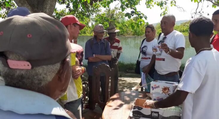 Damnificados de Melissa reciben donaciones de los CDR