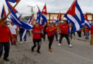 Trabajadores del municipio de Contramaestre se preparan para participar en el desfile por el Primero de Mayo.