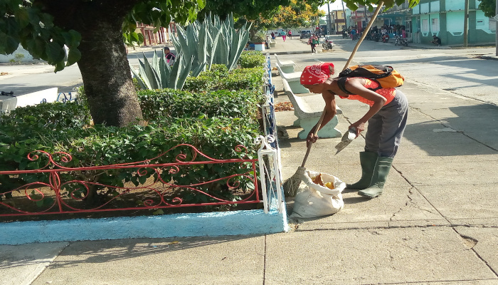 No podemos dejar que la basura lo cubra todo 2 barriendo