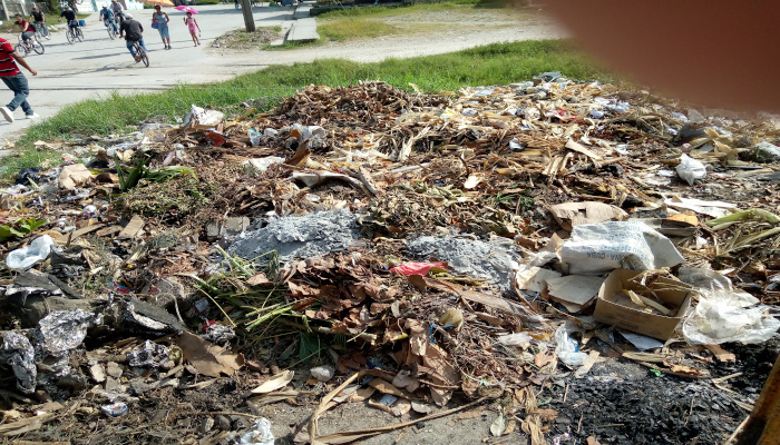No podemos dejar que la basura lo cubra todo 1 Enormes vertederos de desechos sólidos existen en cualquier esquina de Contramaestre, y no podemos dejar que la basura lo cubra todo.